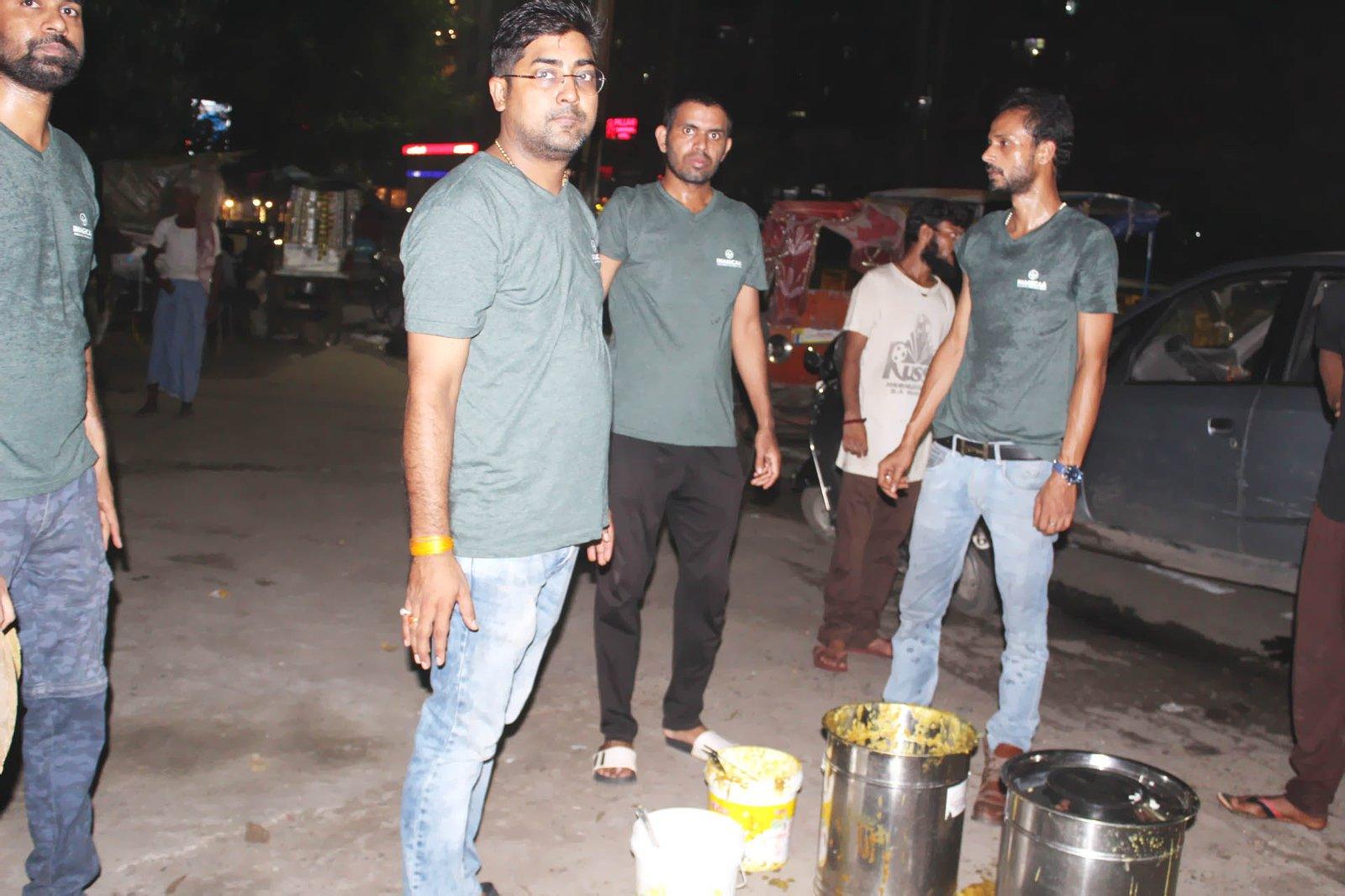 Annapurna Jan Aahar volunteers serving warm meals to the community by Imagicaa Welfare Foundation