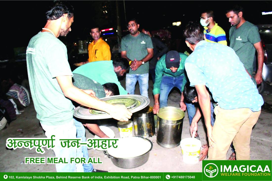 Volunteers serving the Annapurna Jan Aahar buffet line